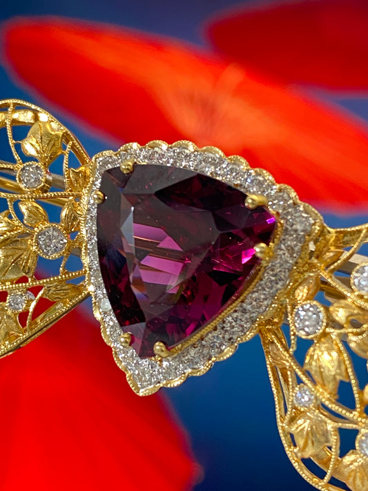 9 carat Trilliant Garnet Brooch