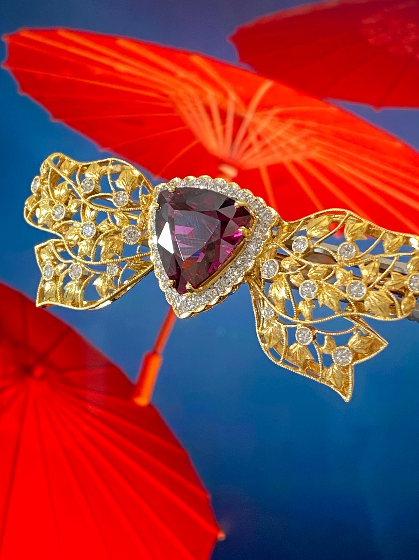 9 carat Trilliant Garnet Brooch
