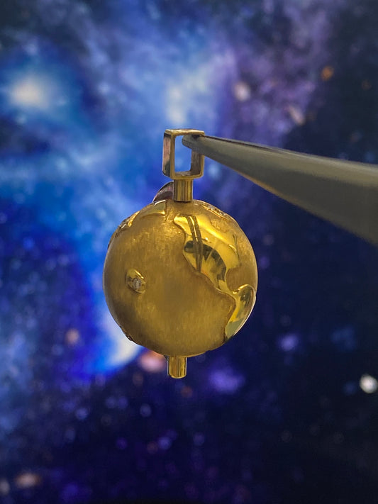 Globe motif Diamond Pendant