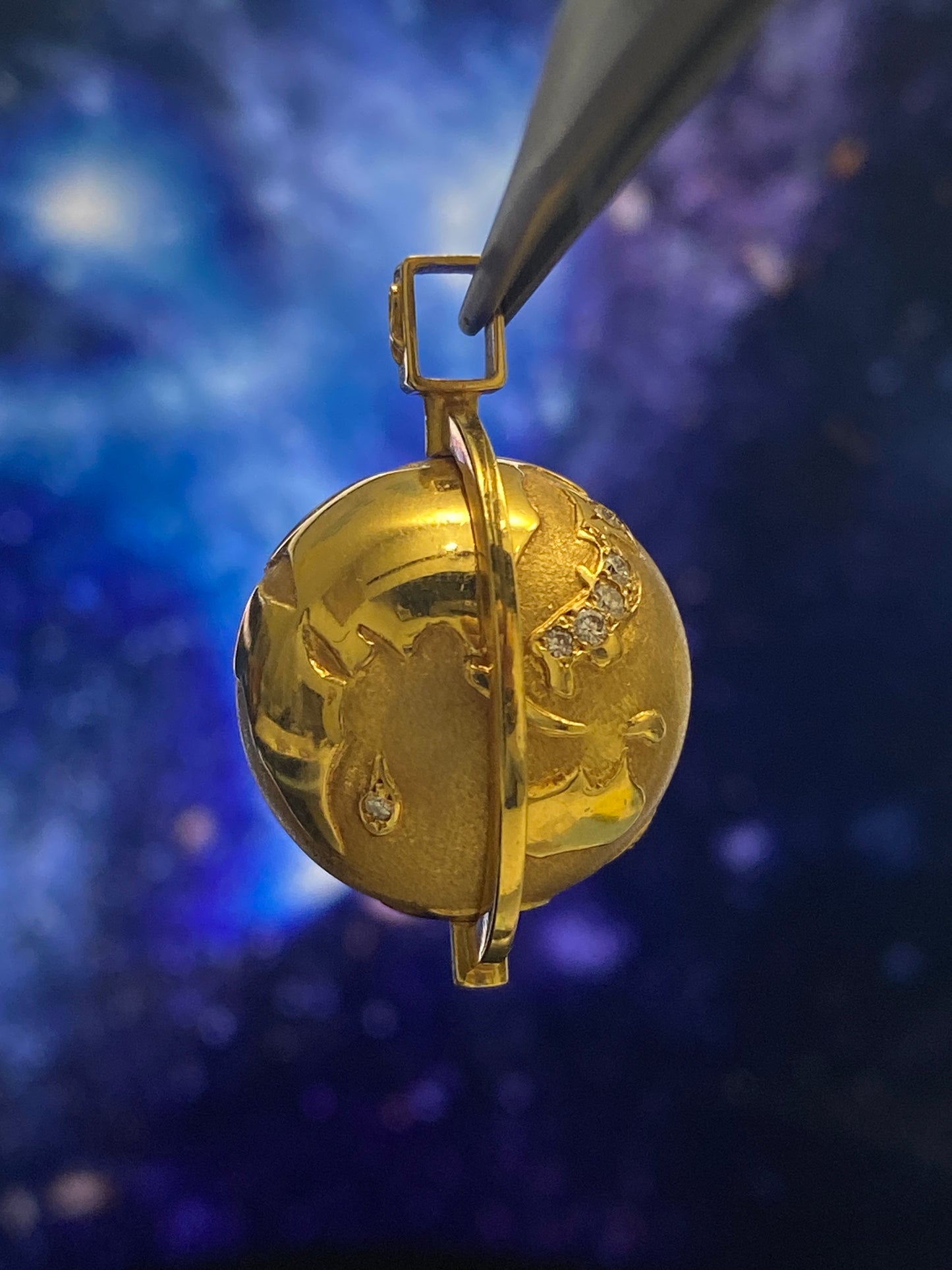Globe motif Diamond Pendant