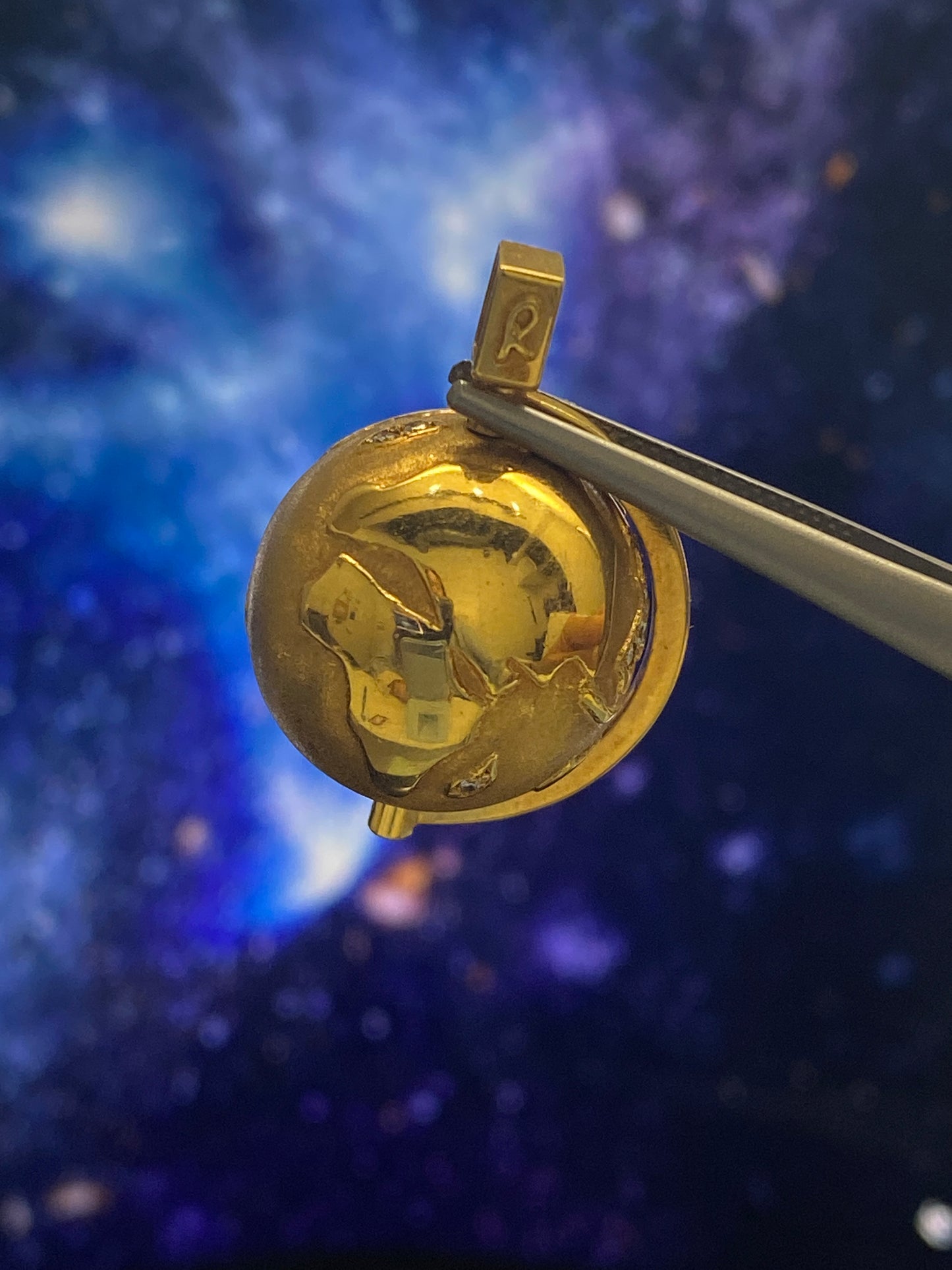 Globe motif Diamond Pendant