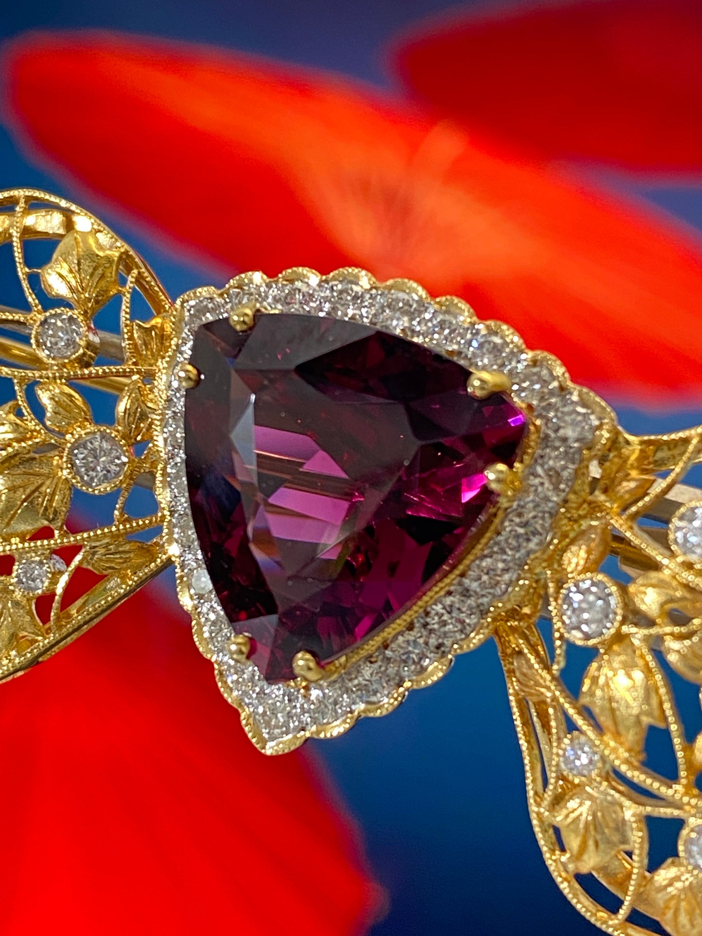 9 carat Trilliant Garnet Brooch