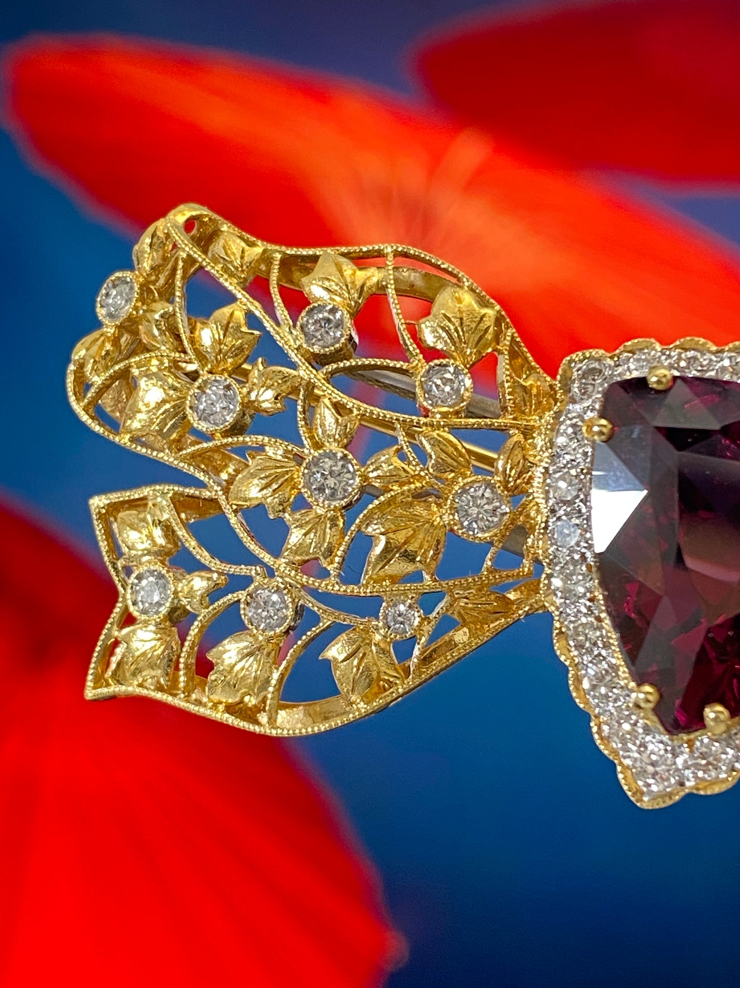 9 carat Trilliant Garnet Brooch
