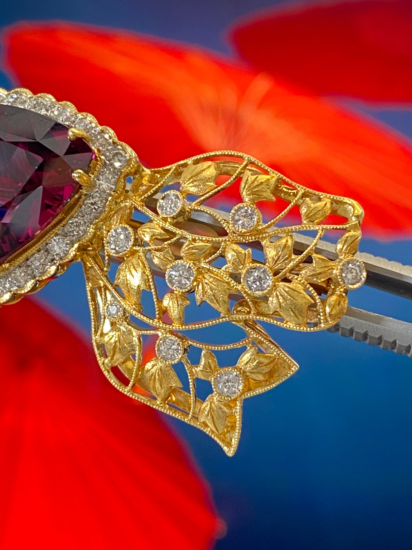 9 carat Trilliant Garnet Brooch