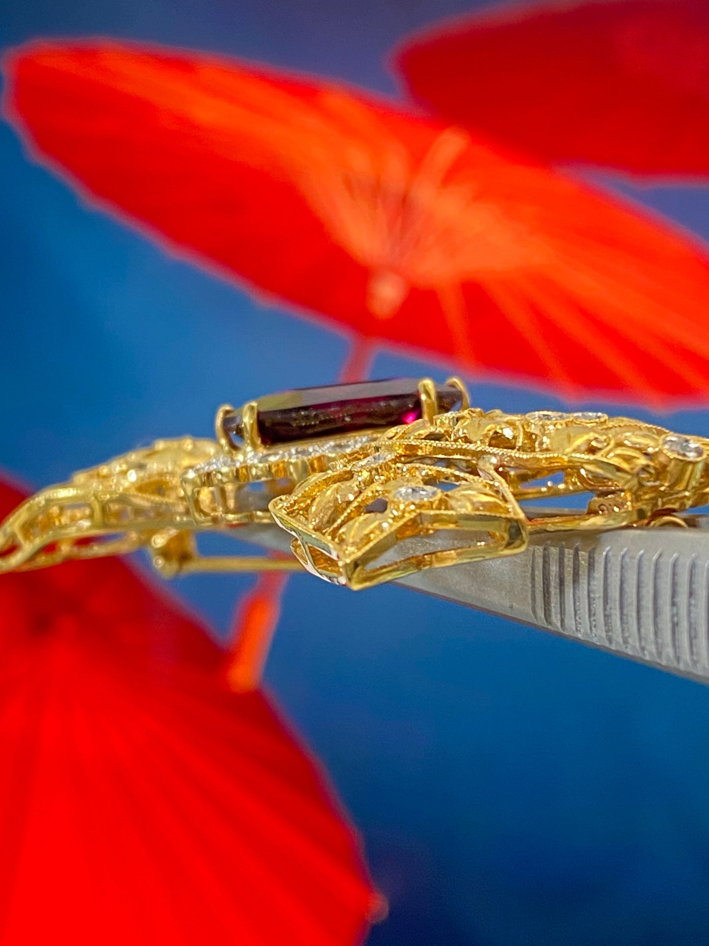 9 carat Trilliant Garnet Brooch