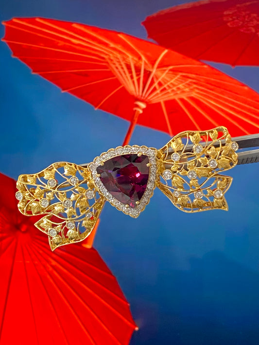 9 carat Trilliant Garnet Brooch